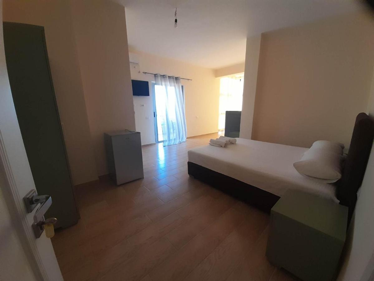 Dhanil Hotel Borsh - Himare Esterno foto